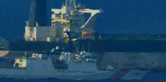 En dos operativos realizados, la Guardia Costera realizó abordajes consecutivos, de dos buques cisterna de la "flota fantasma": uno en el Atlántico Norte y otro en aguas internacionales cerca del Caribe. Foto La Hora: captura de pantalla U.S. Coast Guard