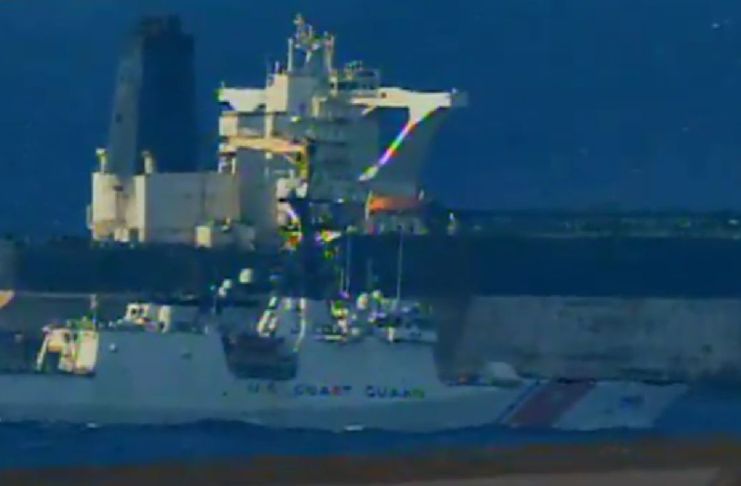 En dos operativos realizados, la Guardia Costera realizó abordajes consecutivos, de dos buques cisterna de la "flota fantasma": uno en el Atlántico Norte y otro en aguas internacionales cerca del Caribe. Foto La Hora: captura de pantalla U.S. Coast Guard