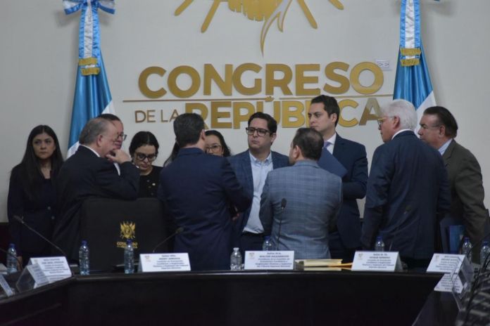 El Juzgado Décimo Quinto de Primera Instancia Civil dio trámite al amparo interpuesto en la CC por el diputado José Chic en contra del Foto de Rectores. Foto La Hora: José Orozco