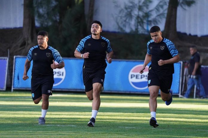 La Selección de Guatemala, dirigida por Luis Fernando Tena, reanudó sus entrenamientos previo al partido amistoso contra Canadá.