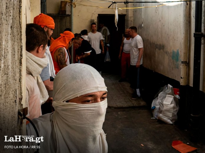 Algunos de los privados de libertad observados en el video divulgado en redes sociales.