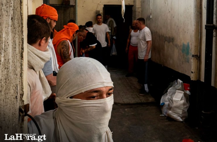 Algunos de los privados de libertad observados en el video divulgado en redes sociales.