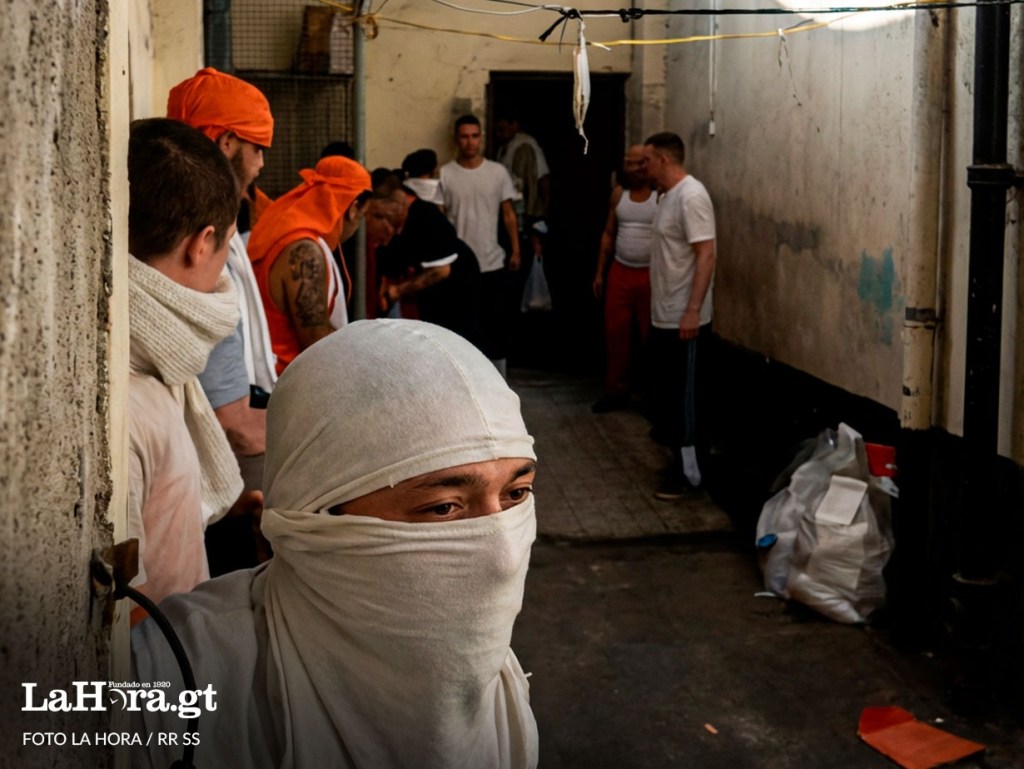 Algunos de los privados de libertad observados en el video divulgado en redes sociales.