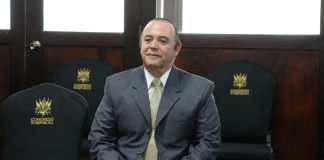 Procurador Alejandro Córdova presenta expediente para integrar el Tribunal Supremo Electoral (TSE). Foto La Hora: Universidad de San Carlos de Guatemala (Usac) / María Fernanda Monzón