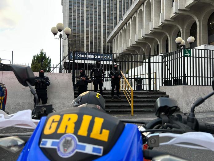 Protocolo de seguridad realizado por la PNC, tras amenaza de bomba a pesar del estado de sitio. Foto La Hora: Daniel Ramírez