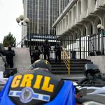 Protocolo de seguridad realizado por la PNC, tras amenaza de bomba a pesar del estado de sitio. Foto La Hora: Daniel Ramírez
