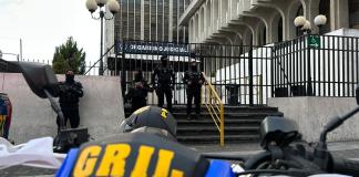 Protocolo de seguridad realizado por la PNC, tras amenaza de bomba a pesar del estado de sitio. Foto La Hora: Daniel Ramírez