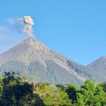 Actividad de volcán de fuego provoca caída de ceniza en comunidades aledañas. Foto La Hora: Conred