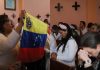 Feligreses se reúnen para celebrar la Santa Misa por Venezuela en la Parroquia de la Virgen del Camino.