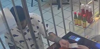 El robo quedó evidenciado por las cámaras del negocio. Foto La Hora: Captura de Pantalla/ PNC