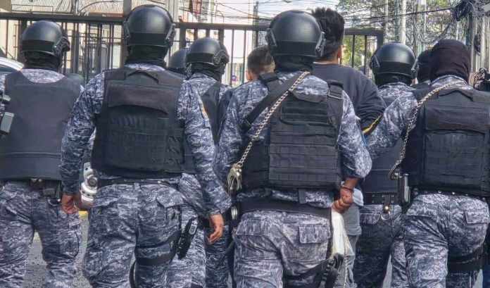 Tras los motines y atentados contra la PNC, el Sistema Penitenciario suspendió el traslado de reos este martes a los diferentes juzgados. Foto: La Hora