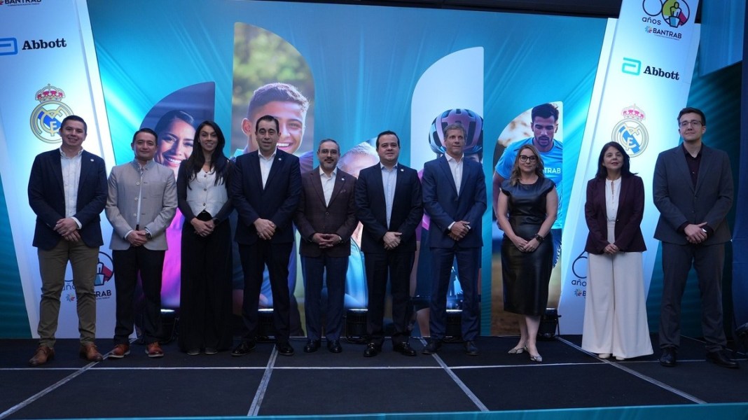 De izquierda a derecha: Jesús Pineda, gerente de clústeres estratégicos de Bantrab; Carlos Carías, director de mercadeo y comunicación; Gabriela Monzón, coordinadora de clúster de salud; Fernando García, director de la división comercial de Bantrab; Daniel Aguilar, gerente general de la Aseguradora de los Trabajadores; José Antonio Roca, gerente general de Bantrab; Luis González Victorica, gerente general de Abbott; Karen Zosel, directora de marketing; Yumaira Chacón, medical manager para Centroamérica y República Dominicana; y Iñigo Pérez, especialista en nutrición y deporte. Foto: Cortesía Bantrab.