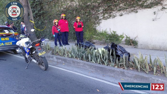 Socorristas con cuerpo hallado en bolsas plásticas en puente El Naranjo. Foto La Hora: Bomberos Municipales