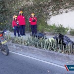 Socorristas con cuerpo hallado en bolsas plásticas en puente El Naranjo. Foto La Hora: Bomberos Municipales