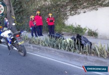 Socorristas con cuerpo hallado en bolsas plásticas en puente El Naranjo. Foto La Hora: Bomberos Municipales