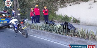 Socorristas con cuerpo hallado en bolsas plásticas en puente El Naranjo. Foto La Hora: Bomberos Municipales