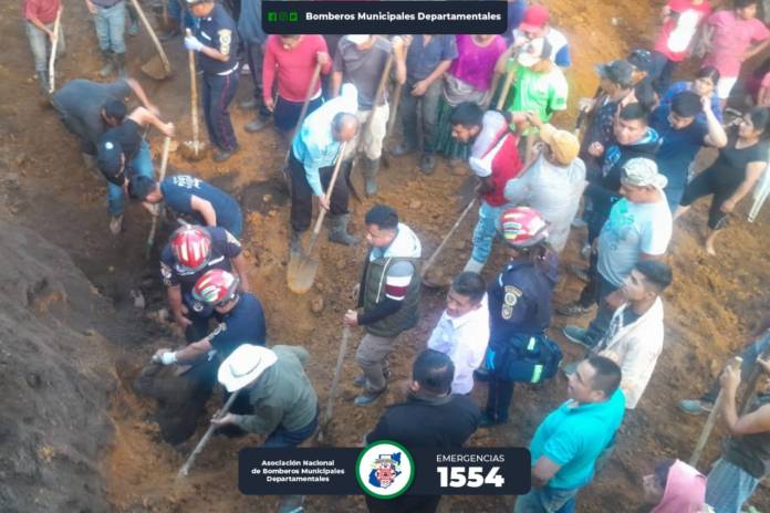 Dos hombres fallecieron tras quedar soterrados mientras realizaban trabajos en el interior de una zanja. Foto La Hora: Asonbomd.