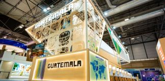 El estand de Guatemala combinó la cosmovisión ancestral con la tecnología contemporánea, al presentar un espacio con video mapping. Foto La Hora: Ministerio de Cultura