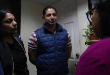 El ex viceministro de hospitales durante el gobierno de Alejandro Giammattei y quien también fungiera como director del Hospital General San Juan de Dios, Gerardo Hernández, se presentó este lunes 26 de enero ante el Juzgado Duodécimo Penal, para enfrentar los señalamientos que el Ministerio Público (MP) hace en su contra tras vincularlo al caso B410. En este caso, Hernández era señalado del delito de fraude por supuestamente permitir la contratación de servicios o insumos a empresas de cartón vinculadas a la estructura denominada B410 cuando este fue director del centro asistencial. Sin embargo, en una audiencia que se realizó a puerta cerrada, se conoció que la juzgadora no encontró indicios en su contra y dictó la falta de mérito a su favor, según lo señalado por el propio Hernández al salir de la sala. Aunque se esperaba una explicación del Ministerio Público (MP) al respecto, los fiscales de la Fiscalía contra Delitos Económicos, que llevaba el caso, salieron de forma presurosa del juzgado por lo que no se pudieron conocer mas detalles del proceso. A su salida Hernández indicó: "La empresa que tenía una defraudación con el caso B410 tenía una contratación con el hospital San Juan de Dios, pero se acaba de quedar completamente claro que yo no tuve ninguna situación que ver y acaban de dictarme falta de mérito por lo que ya no tengo nada que ver con procesos judiciales gracias a Dios". Por este mismo caso, se espera que el próximo miércoles el Juzgado especializado en delitos de Lavado de Dinero, realice la audiencia de etapa intermedia donde se discutirá si el abogado David Barrera, a quien se le señala de constituir las empresas vinculadas a B410, debe o no enfrentar juicio. Foto La Hora: Daniel Ramírez