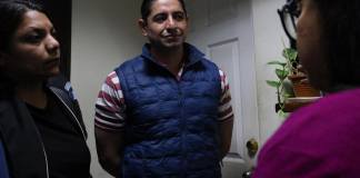 El ex viceministro de hospitales durante el gobierno de Alejandro Giammattei y quien también fungiera como director del Hospital General San Juan de Dios, Gerardo Hernández, se presentó este lunes 26 de enero ante el Juzgado Duodécimo Penal, para enfrentar los señalamientos que el Ministerio Público (MP) hace en su contra tras vincularlo al caso B410. En este caso, Hernández era señalado del delito de fraude por supuestamente permitir la contratación de servicios o insumos a empresas de cartón vinculadas a la estructura denominada B410 cuando este fue director del centro asistencial. Sin embargo, en una audiencia que se realizó a puerta cerrada, se conoció que la juzgadora no encontró indicios en su contra y dictó la falta de mérito a su favor, según lo señalado por el propio Hernández al salir de la sala. Aunque se esperaba una explicación del Ministerio Público (MP) al respecto, los fiscales de la Fiscalía contra Delitos Económicos, que llevaba el caso, salieron de forma presurosa del juzgado por lo que no se pudieron conocer mas detalles del proceso. A su salida Hernández indicó: "La empresa que tenía una defraudación con el caso B410 tenía una contratación con el hospital San Juan de Dios, pero se acaba de quedar completamente claro que yo no tuve ninguna situación que ver y acaban de dictarme falta de mérito por lo que ya no tengo nada que ver con procesos judiciales gracias a Dios". Por este mismo caso, se espera que el próximo miércoles el Juzgado especializado en delitos de Lavado de Dinero, realice la audiencia de etapa intermedia donde se discutirá si el abogado David Barrera, a quien se le señala de constituir las empresas vinculadas a B410, debe o no enfrentar juicio. Foto La Hora: Daniel Ramírez