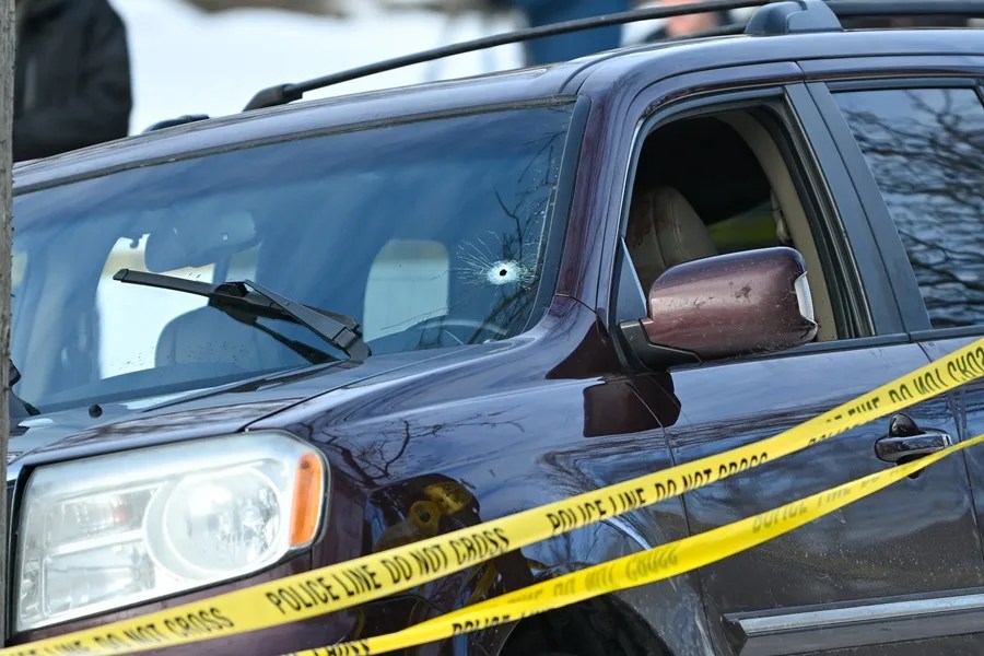 El auto de la mujer quedó quedó con un disparo en el vidrio delantero luego del ataque. Foto La Hora: EFE