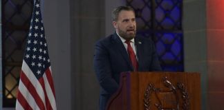 En su despedida, el embajador dijo estar agradecido por la confianza que se le brindó y por permitírsele ser parte de la historia del país. Foto La Hora: US Embassy Guatemala