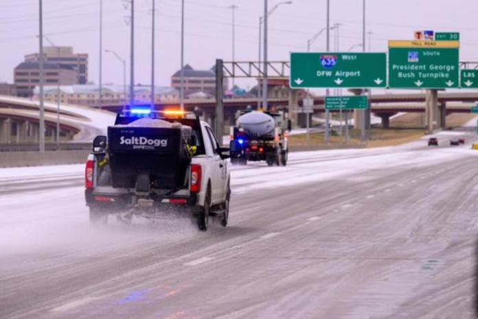 Un camión del Departamento de Transporte de Texas aplica una mezcla de salmuera y arena en vías clave durante una tormenta invernal en Dallas, Texas, EE. UU., el 24 de enero de 2026. Foto: La Hora/ EFE/EPA/JEROME MIRON