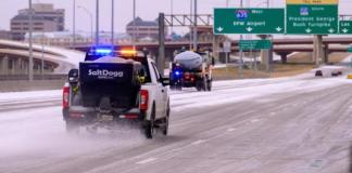 Un camión del Departamento de Transporte de Texas aplica una mezcla de salmuera y arena en vías clave durante una tormenta invernal en Dallas, Texas, EE. UU., el 24 de enero de 2026. Foto: La Hora/ EFE/EPA/JEROME MIRON