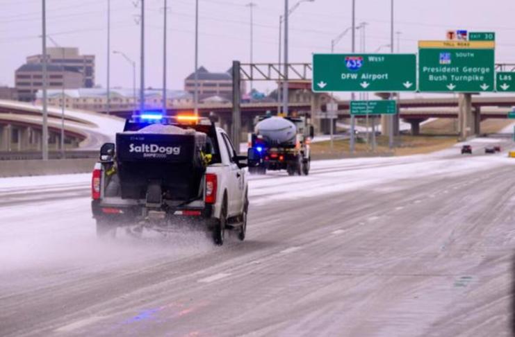 Un camión del Departamento de Transporte de Texas aplica una mezcla de salmuera y arena en vías clave durante una tormenta invernal en Dallas, Texas, EE. UU., el 24 de enero de 2026. Foto: La Hora/ EFE/EPA/JEROME MIRON
