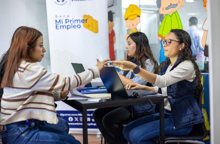 La mayoría de jóvenes graduados en 2025 son bachilleres, según registros del Mineduc. Arte: La Hora