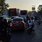 El hecho armado obligó a que las autoridades de la PNC y MP cerraran el paso para recabar evidencia, mientras la PMT de Amatitlán habilitó un carril reversible. Foto La Hora: Alejandro Álvarez/X