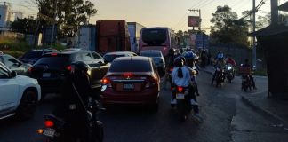 El hecho armado obligó a que las autoridades de la PNC y MP cerraran el paso para recabar evidencia, mientras la PMT de Amatitlán habilitó un carril reversible. Foto La Hora: Alejandro Álvarez/X