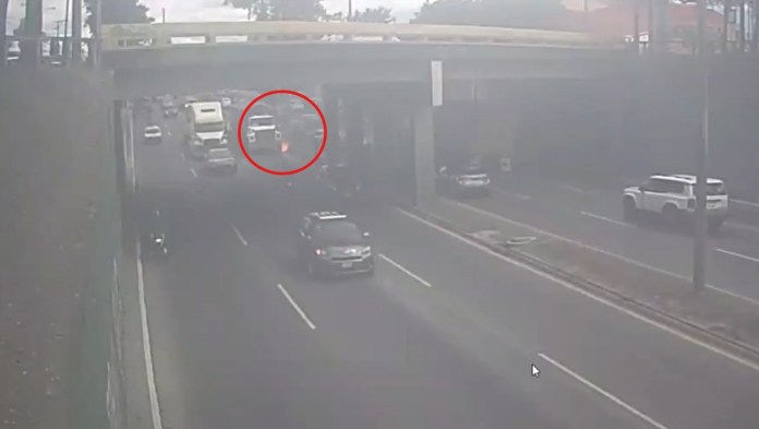 Motocicleta incendiada tras accidente genera tráfico en el Periférico. Foto La Hora: Policía MT.