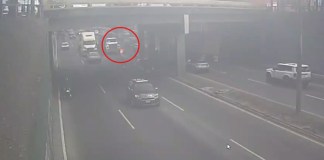 Motocicleta incendiada tras accidente genera tráfico en el Periférico. Foto La Hora: Policía MT.