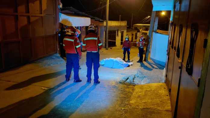 Tres mujeres fallecen en ataque armado en zona 18. Foto La Hora: Bomberos Municipales