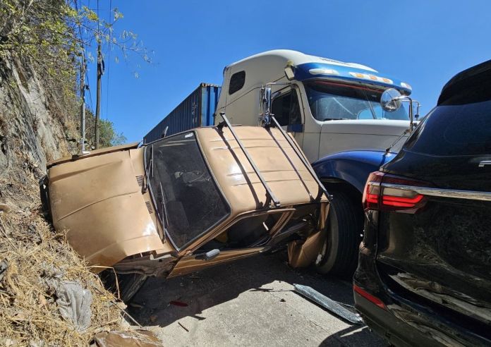 Triple choque En el kilómetro 22 de la ruta al Atlántico en dirección al sur, un carril está afectado por la triple colisión. Foto La Hora: Asonbomd