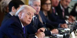 Trump insiste que petroleras invertirán 100.000 millones de dólares en Venezuela Foto: La Hora/ EFE/EPA/JIM LO SCALZO / POOL