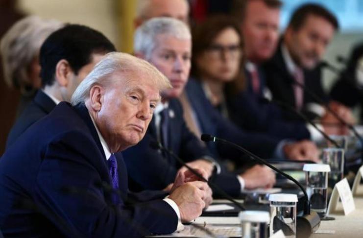 Trump insiste que petroleras invertirán 100.000 millones de dólares en Venezuela Foto: La Hora/ EFE/EPA/JIM LO SCALZO / POOL