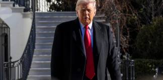 Trump durante su visita a una planta de Ford en Detroit, donde habló sobre el T-MEC.