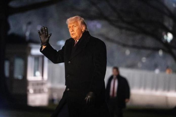 El presidente de Estados Unidos, Donald Trump, camina por el jardín sur de la Casa Blanca tras desembarcar del Marine One en Washington, D.C., EE.UU., el 22 de enero de 2026. EFE/EPA/Francis Chung / POOL