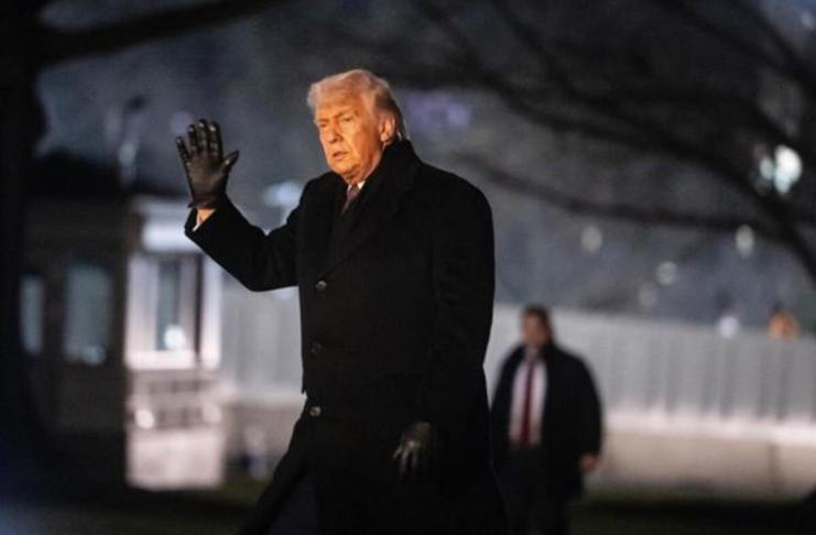El presidente de Estados Unidos, Donald Trump, camina por el jardín sur de la Casa Blanca tras desembarcar del Marine One en Washington, D.C., EE.UU., el 22 de enero de 2026. EFE/EPA/Francis Chung / POOL
