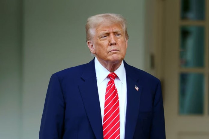 El presidente de Estados Unidos, aseguró este lunes que toda nación que “haga negocios” con la República Islámica de Irán será castigada con un arancel del 25%.