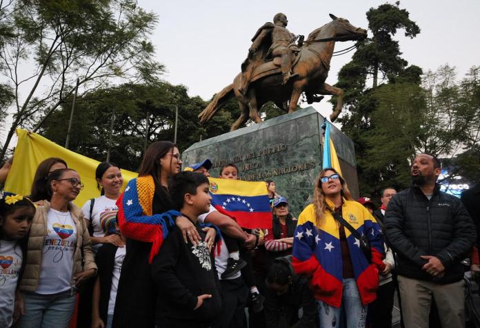Familias completas de venezolanos se plantaron en la Plaza Simón Bolívar en la zona 14. Foto La Hora: Daniel Ramírez.