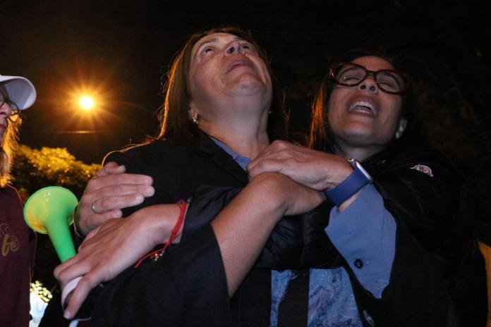 Dos venezolanas se abrazan en medio de la concentración de esta tarde. Foto La Hora: Daniel Ramírez.