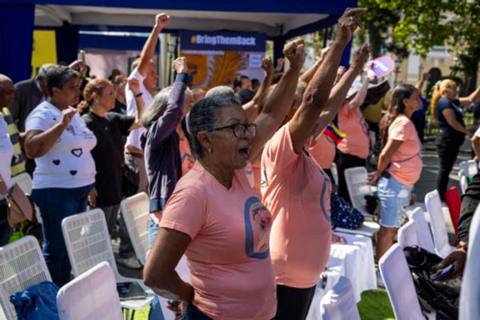 Personas participan en una asamblea pública este sábado, en Caracas (Venezuela). El Concejo Municipal de Caracas, dominado por el chavismo, anunció que se dirigirá ante 