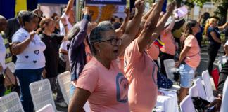 Personas participan en una asamblea pública este sábado, en Caracas (Venezuela). El Concejo Municipal de Caracas, dominado por el chavismo, anunció que se dirigirá ante "organismos multilaterales" para reclamar la liberación y regreso a Venezuela del presidente Nicolás Maduro y su esposa, la diputada Cilia Flores, encarcelados en Estados Unidos. Foto: La Hora/ EFE/ Miguel Gutiérrez