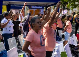 Personas participan en una asamblea pública este sábado, en Caracas (Venezuela). El Concejo Municipal de Caracas, dominado por el chavismo, anunció que se dirigirá ante "organismos multilaterales" para reclamar la liberación y regreso a Venezuela del presidente Nicolás Maduro y su esposa, la diputada Cilia Flores, encarcelados en Estados Unidos. Foto: La Hora/ EFE/ Miguel Gutiérrez