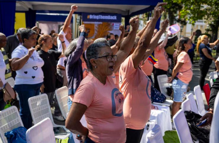 Personas participan en una asamblea pública este sábado, en Caracas (Venezuela). El Concejo Municipal de Caracas, dominado por el chavismo, anunció que se dirigirá ante "organismos multilaterales" para reclamar la liberación y regreso a Venezuela del presidente Nicolás Maduro y su esposa, la diputada Cilia Flores, encarcelados en Estados Unidos. Foto: La Hora/ EFE/ Miguel Gutiérrez
