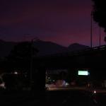 Vista de las calles de Carazas sin luz este sábado tras haberse registrado varias detonaciones y explosiones en la madrugada.