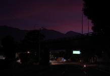 Vicepresidenta venezolana exige a EE. UU. prueba de vida de Nicolás Maduro y de primera dama Vista de las calles de Carazas sin luz este sábado tras haberse registrado varias detonaciones y explosiones en la madrugada.